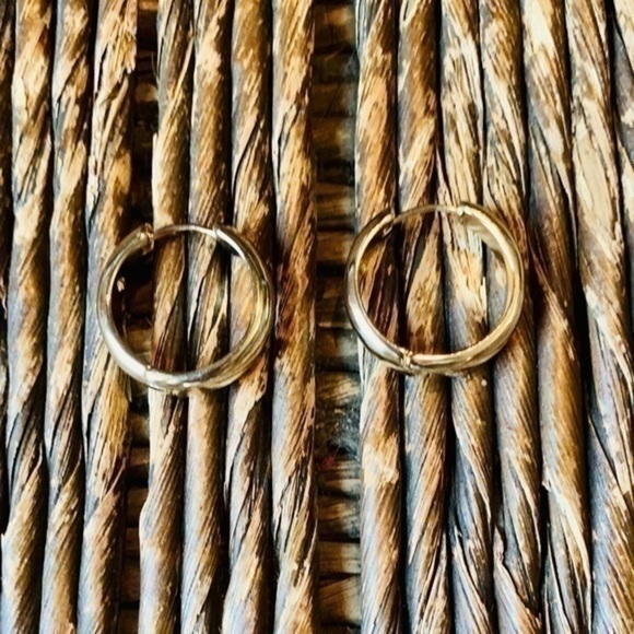 ✨💛 Chunky Gold Tone Hoops ✨✨✨ - Picture 2 of 8